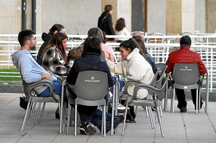 Hainbat herritar Azpeitiko taberna baten terrazan solasean.