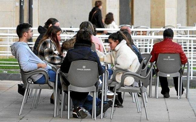 Hainbat herritar Azpeitiko taberna baten terrazan solasean.