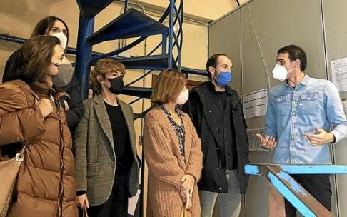 Udaleko eta Iraurgi Berritzen garapen elkarteko ordezkariak enpresa batera egindako bisitan. Argazkia: N.G. Udaleko eta Iraurgi Berritzen garapen elkarteko ordezkariak enpresa batera egindako bisitan. Argazkia: N.G.