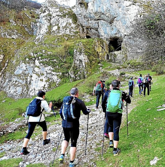 Mendizaleak hilaren 1ean Aizkorrirako bidean. Argazkia: Lagun Onak M.B.