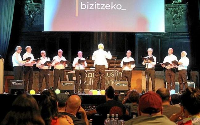 Azketa ahots taldeko lagunak joan den larunbateko ekitaldian egindako agerraldian.