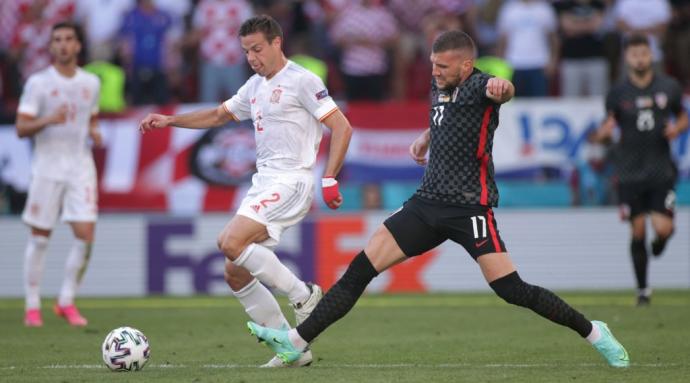 César Azpilicueta sorteando al croata Rebic en los octavos de ayer frente a Croacia.