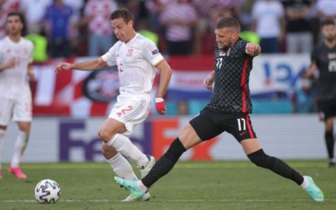 César Azpilicueta sorteando al croata Rebic en los octavos de ayer frente a Croacia.