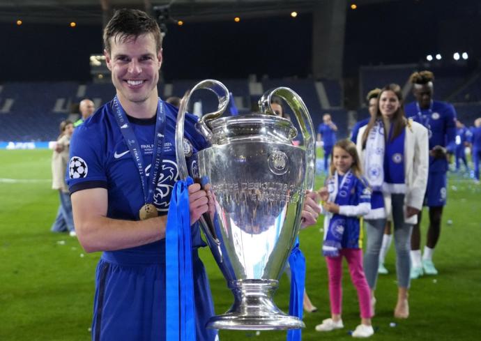 Azpilicueta, con la copa de la Champions.