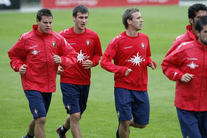 César Azpilicueta corre junto a Oier y Nacho Monreal, en un entrenamiento en Tajonar en octubre de 2009.