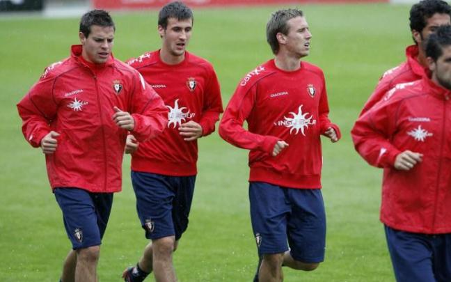César Azpilicueta corre junto a Oier y Nacho Monreal, en un entrenamiento en Tajonar en octubre de 2009.