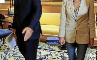 El consejero de Hacienda, Pedro Azpiazu, con la portavoz de EH Bildu, Maddalen Iriarte El consejero de Hacienda, Pedro Azpiazu, con la portavoz de EH Bildu, Maddalen Iriarte