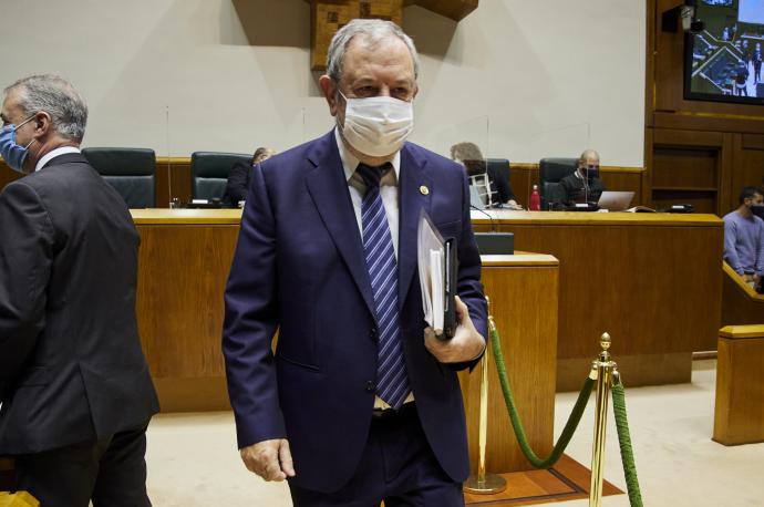 El consejero de Economía y Hacienda, Pedro Azpiazu, en el pleno del Parlamento Vasco.