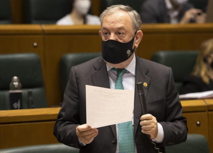 El consejero Pedro Azpiazu, ayer, durante su intervención en el Parlamento.