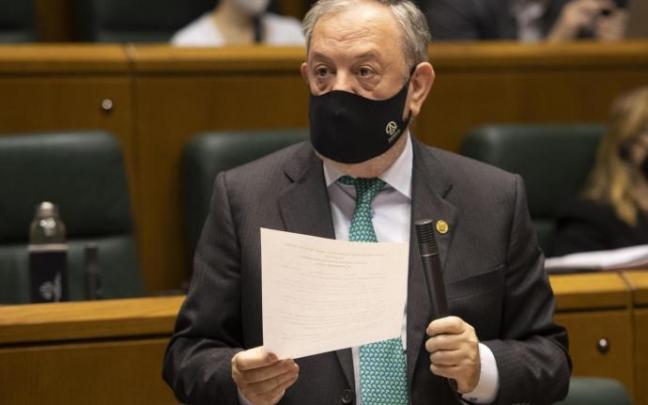 El consejero Pedro Azpiazu, ayer, durante su intervención en el Parlamento.