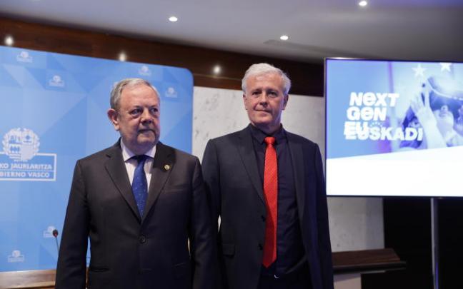 Pedro Azpiazu (i) junto al director de política y fondos europeos, Iñaki Barredo este lunes en la presentación de una web sobre los fondos europeos Next generation. Pedro Azpiazu (i) junto al director de política y fondos europeos, Iñaki Barredo este lunes en la presentación de una web sobre los fondos europeos Next generation.