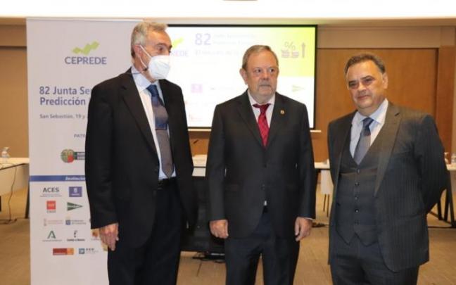 Azpiazu (c), junto a representantes de Ceprede. Azpiazu (c), junto a representantes de Ceprede.
