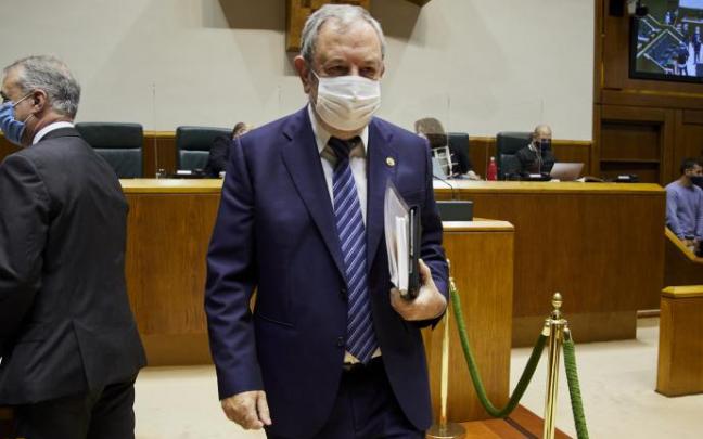El consejero de Economía y Hacienda, Pedro Azpiazu, en el pleno del Parlamento Vasco. El consejero de Economía y Hacienda, Pedro Azpiazu, en el pleno del Parlamento Vasco.