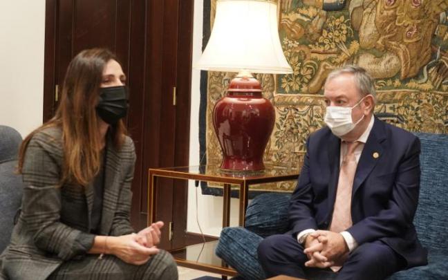 Pedro Azpiazu entregó ayer el proyecto a la presidenta del Parlamento Vasco, Bakartxo Tejeria. Pedro Azpiazu entregó ayer el proyecto a la presidenta del Parlamento Vasco, Bakartxo Tejeria.