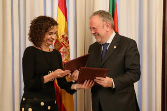 La ministra de Hacienda, María Jesús Montero, con el consejero vasco del ramo, Pedro Azpiazu