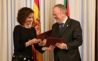 La ministra de Hacienda, María Jesús Montero, con el consejero vasco del ramo, Pedro Azpiazu La ministra de Hacienda, María Jesús Montero, con el consejero vasco del ramo, Pedro Azpiazu