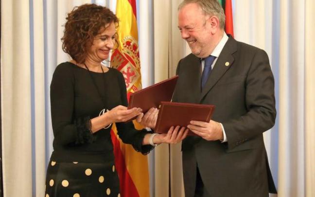 La ministra María Jesús Montero, con el consejero Pedro Azpiazu, en una imagen previa a la pandemia La ministra María Jesús Montero, con el consejero Pedro Azpiazu, en una imagen previa a la pandemia