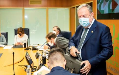 El consejero de Economía y Hacienda, Pedro Azpiazu, en comisión parlamentaria para informar del proyecto presupuestario del Gobierno vasco para 2022.