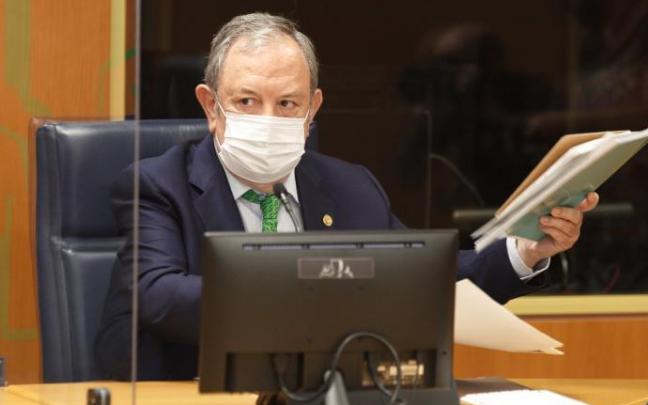 El consejero Azpiazu, ayer en el Parlamento. El consejero Azpiazu, ayer en el Parlamento.