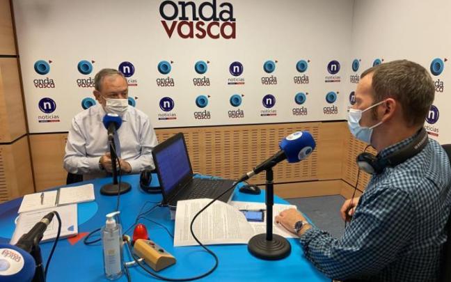 El consejero de Economía y Hacienda, Pedro Azpiazu, durante una entrevista en Onda Vasca. El consejero de Economía y Hacienda, Pedro Azpiazu, durante una entrevista en Onda Vasca.