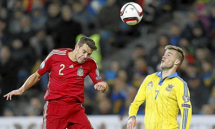 Despeje de cabeza de César Azpilicueta durante un partido contra Ucrania correspondiente a la fase de clasificación para la Eurocopa de 2016 en Francia. Foto: Sergey Dolzhenko (Efe)