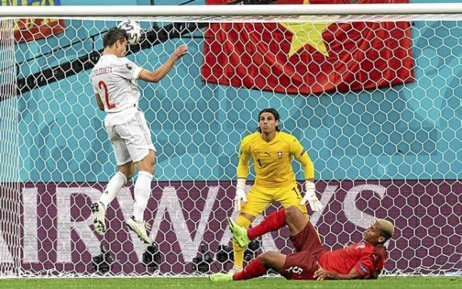 Remate de cabeza de Azpilicueta ante Suiza. Foto: Efe