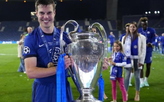 Azpilicueta, con la Copa de Europa en Oporto.