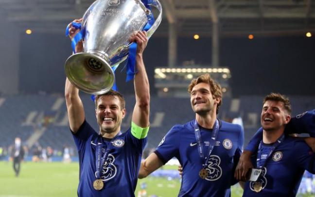 Azpilicueta levanta la 'Orejona' tras imponerse al Manchester City en la final.