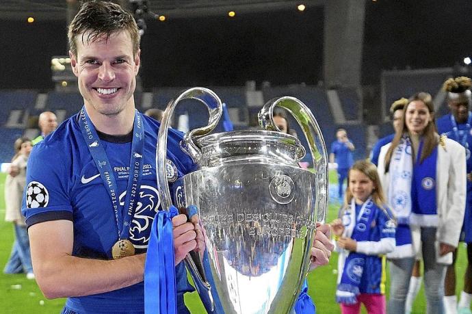 César Azpilicueta posa con la copa de campeones de Europa. Tras él, su mujer. Foto: Efe