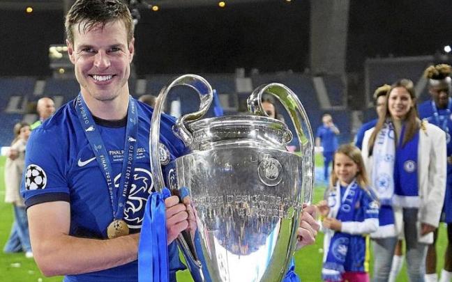 César Azpilicueta posa con la copa de campeones de Europa. Tras él, su mujer. Foto: Efe