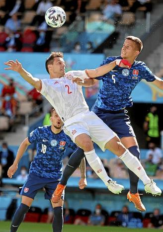 César Azpilicueta disputando un balón aéreo en el encuentro frente a Eslovaquia. Foto: Efe