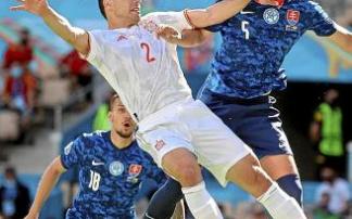 César Azpilicueta disputando un balón aéreo en el encuentro frente a Eslovaquia. Foto: Efe