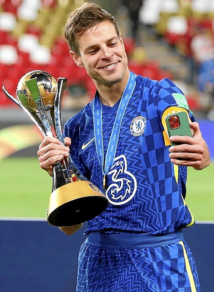 César Azpilicueta se hace un 'selfie' con la copa de campeón del mundo de clubes, tras la final del sábado.