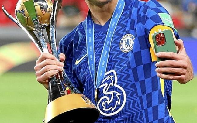 César Azpilicueta se hace un 'selfie' con la copa de campeón del mundo de clubes, tras la final del sábado. César Azpilicueta se hace un 'selfie' con la copa de campeón del mundo de clubes, tras la final del sábado.