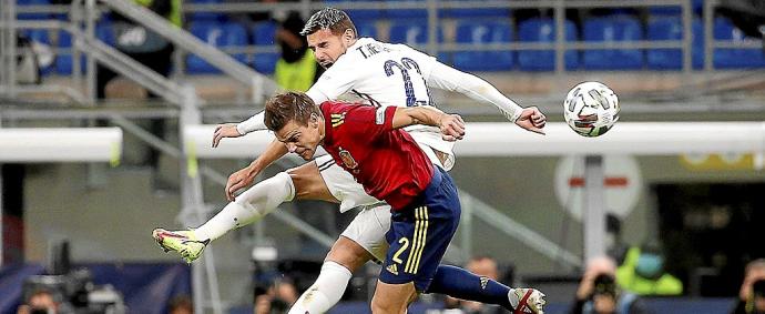 César Azpilicueta, en plena pugna con Theo Hernández en la final del domingo. Foto: Efe