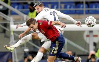 César Azpilicueta, en plena pugna con Theo Hernández en la final del domingo. Foto: Efe