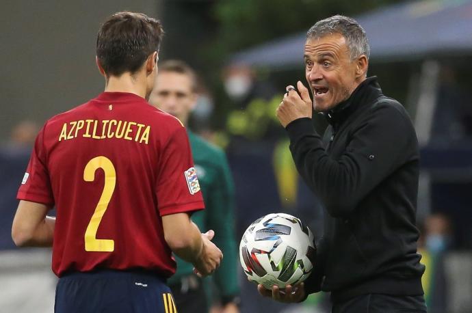 Luis Enrique y Azpilicueta conversan durante un partido.