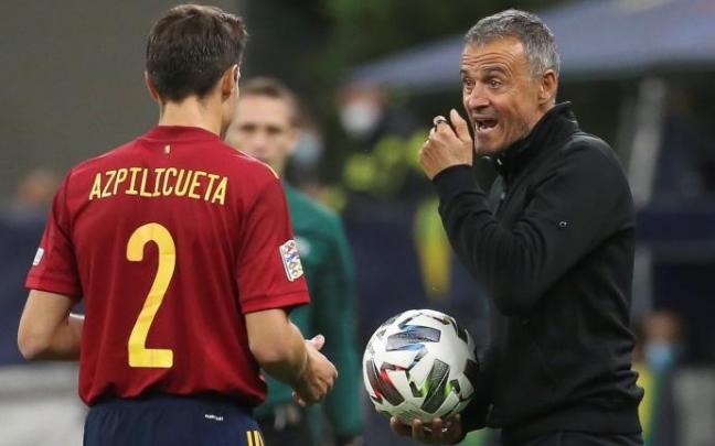 Luis Enrique y Azpilicueta conversan durante un partido.