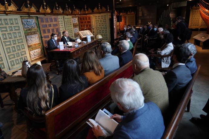 Azua ha presentado este jueves el libro junto con José Ángel Corres, presidente de la Cámara de Comercio