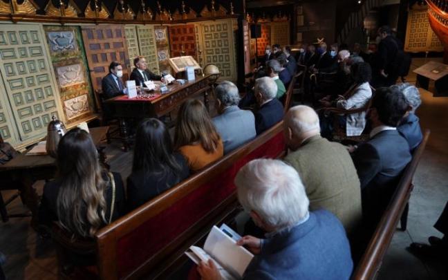 Azua ha presentado este jueves el libro junto con José Ángel Corres, presidente de la Cámara de Comercio Azua ha presentado este jueves el libro junto con José Ángel Corres, presidente de la Cámara de Comercio