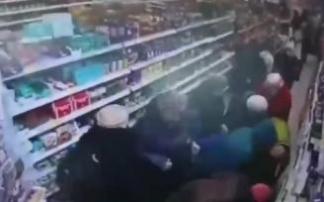 Un montón de rusos, intentando coger azúcar nada más abrirse un supermercado.
