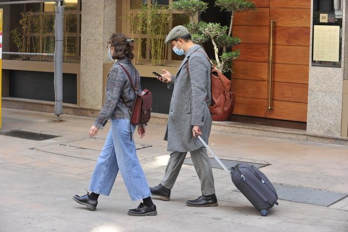 Dos turistas caminan por el centro de la capital vizcaina.