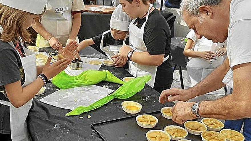 Los niños y niñas, en un taller de repostería.