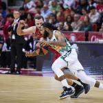 Adam Smith penetra a canasta en el encuentro ante el Casademont Zaragoza