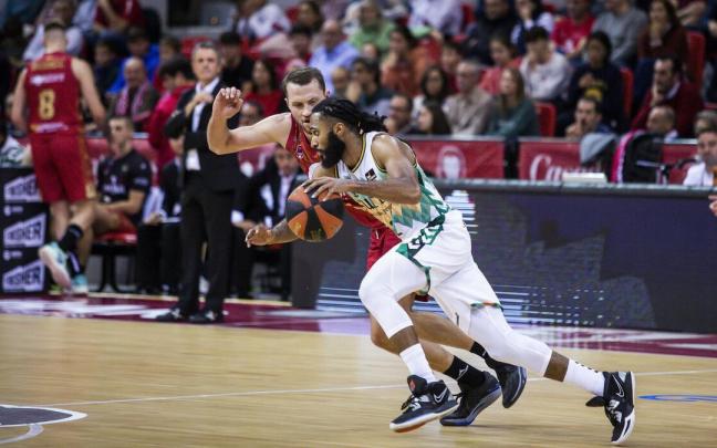 Adam Smith penetra a canasta en el encuentro ante el Casademont Zaragoza