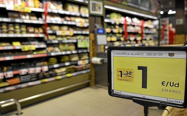 Un supermecado vasco marca la rebaja de precio de un producto.