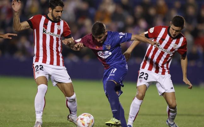 Un momento del partido de Copa entre el Alzira y el Athletic, primero de la pasada temporada