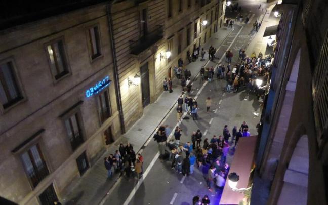 Gente en el exterior de los bares de Mateo de Moraza