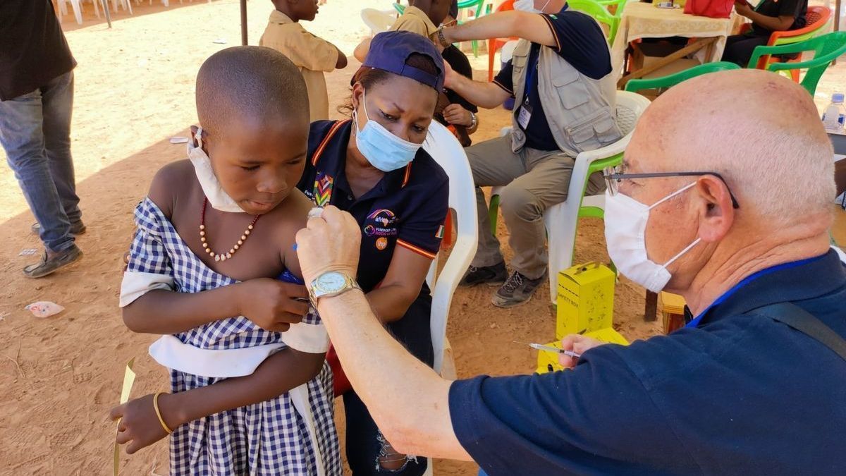Vacunan a niños contra la hepatitis B en Costa de Marfil.