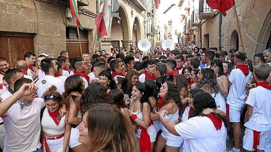 La charanga de Ilunberri ambienta la calle principal de Lumbier.
